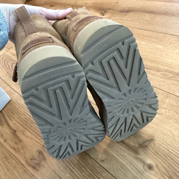 UGG Classic Mini Boots – Size 8, Fur Lined - Picture 9 of 9